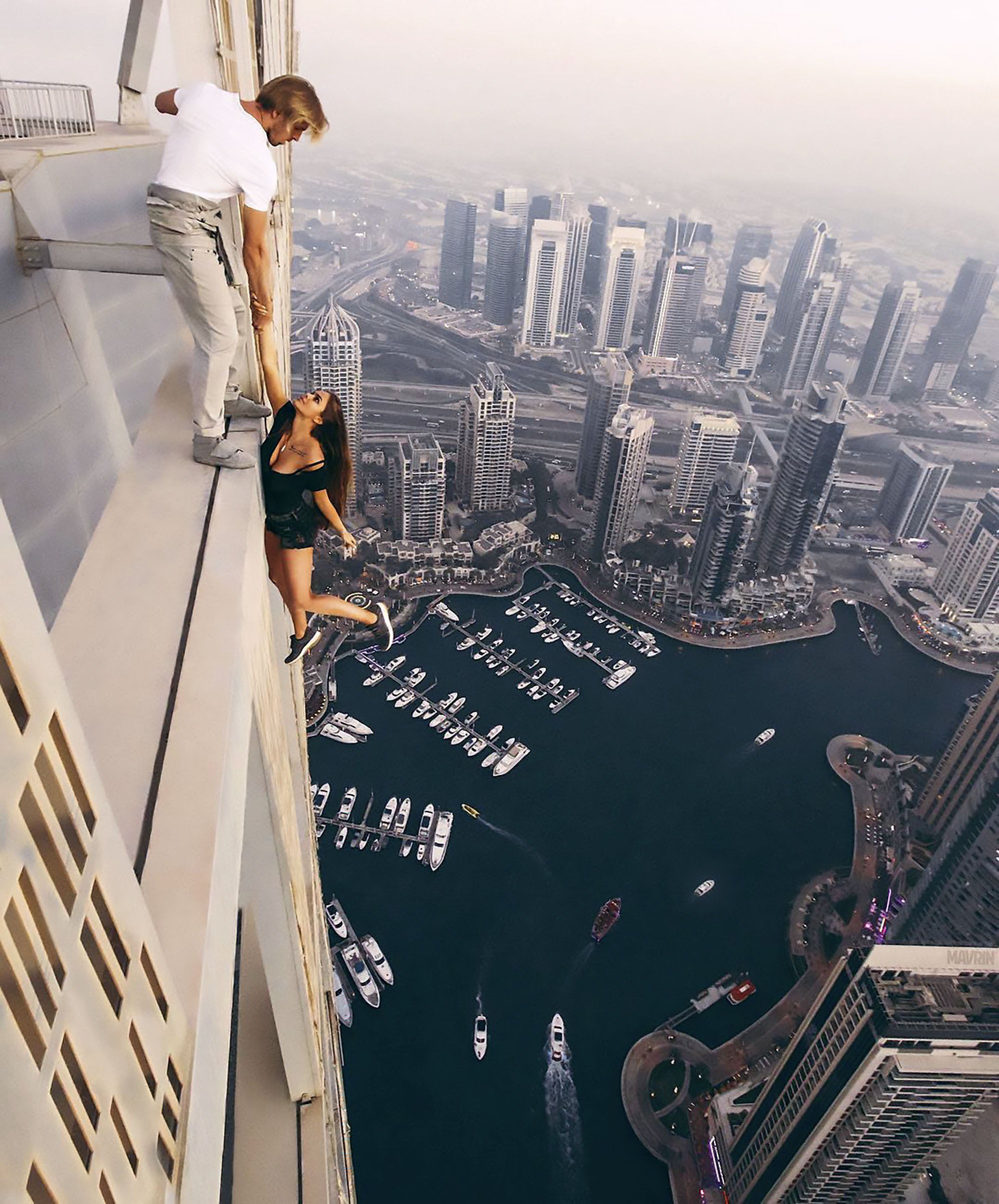 فیكی ئه‌ودنتیكاڤا كچه‌ نمایشكاری جل و به‌رگی رووسی له‌ كاتی خۆشۆڕكردنه‌وه‌ی به‌ باڵه‌خانه‌كه‌ی شاری دوبه‌یدا